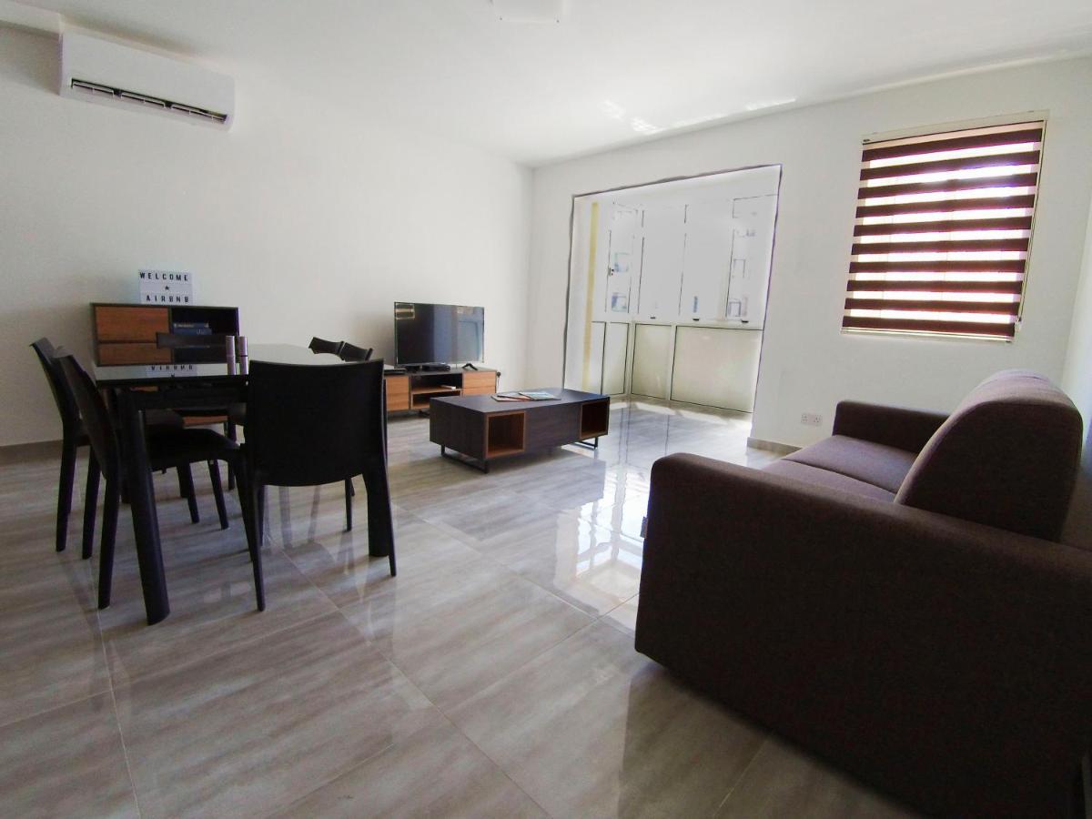 F7 Room 2, Private Bedroom Two Single Beds Shared Bathroom In Shared Flat Msida Bagian luar foto