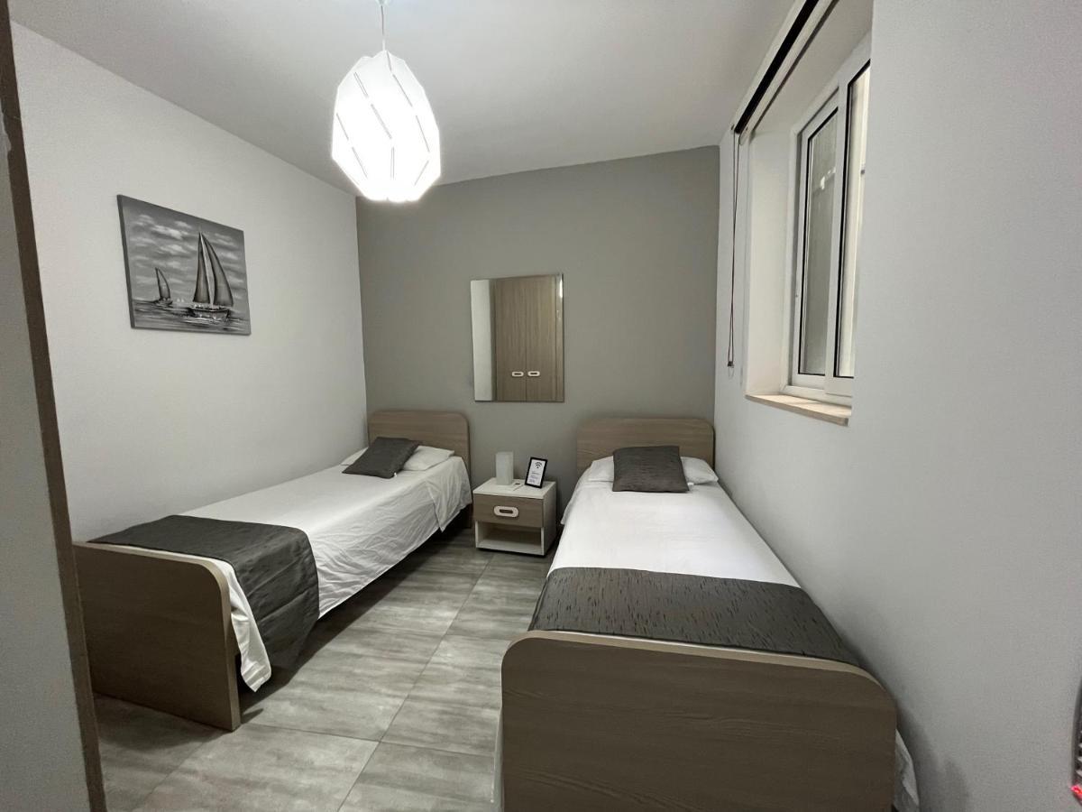 F7 Room 2, Private Bedroom Two Single Beds Shared Bathroom In Shared Flat Msida Bagian luar foto