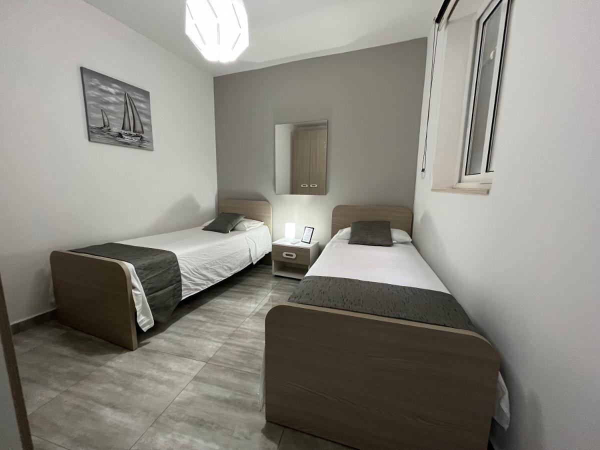 F7 Room 2, Private Bedroom Two Single Beds Shared Bathroom In Shared Flat Msida Bagian luar foto